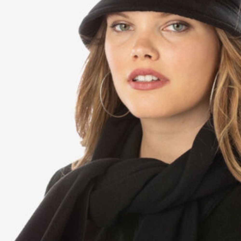 🌻 Brand New 🌻 Fleece Black Scarf